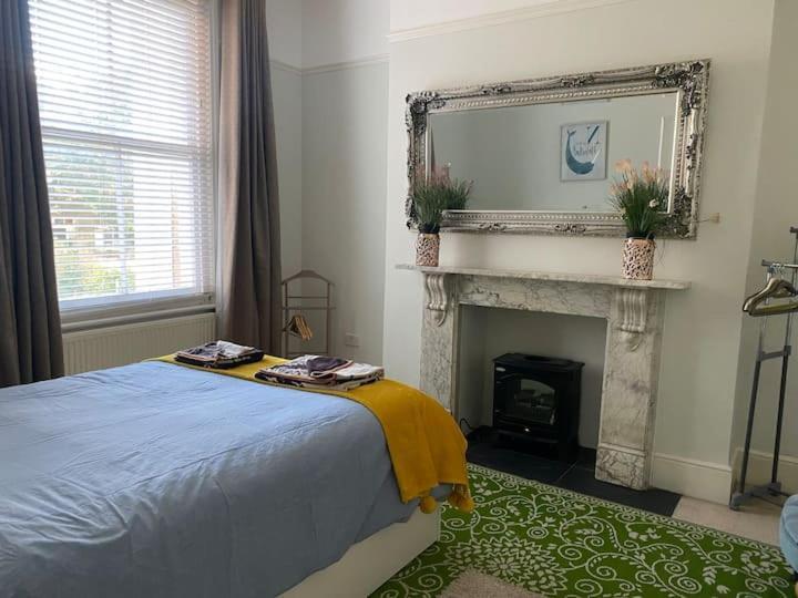 Elegant Spacious Apartment In Heart Of St Leonards ヘイスティングス エクステリア 写真